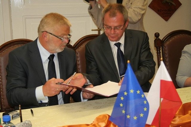 Z wykonawcą Zbigniewem Paczkowskim umowę podpisał w  piątek burmistrz Mariusz Kędzierski