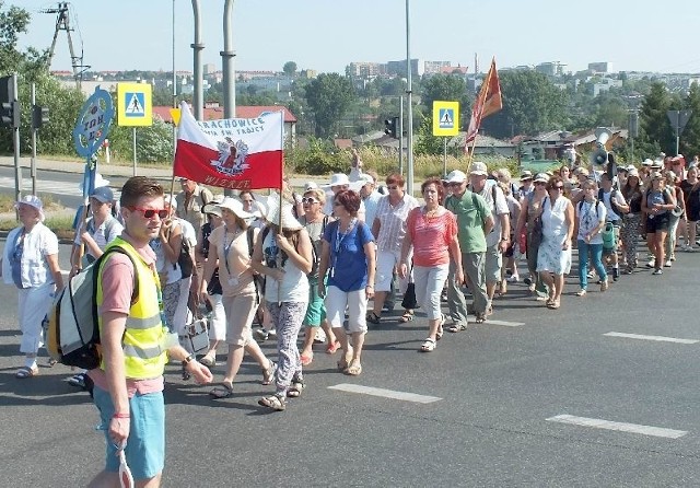 Grupa 2 starachowickiej pielgrzymki z parafii Św. trójcy na ulicach miasta