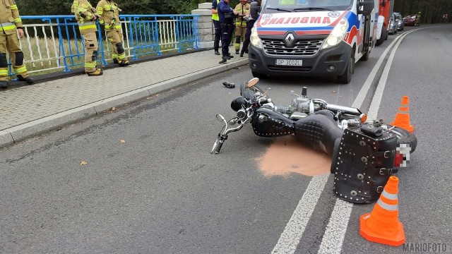 Wypadek motocyklisty z pasażerką na DW 463 między Antoniowem a Dylakami.