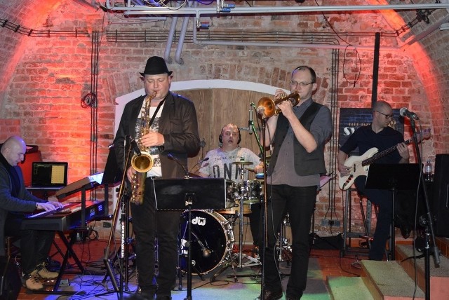 W piątek, 25 stycznia, odbył się kolejny koncert w Klubie Jazzowym Swing. Tym razem zagrała grupa Joinmakers w składzie: Michał Borowski – saksofon, Zdzisław Kalinowski – klawisze, Andrzej Zielak – gitara basowa oraz Przemysław Knapik – prekusja. Później do grupy dołączył z flugelhornem Piotr Krzemiński. Po koncercie odbyło się jam session.