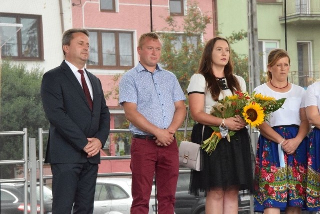 Mariusz i Iwona Jońcowie w towarzystwie burmistrza Staszowa, Leszka Kopcia.