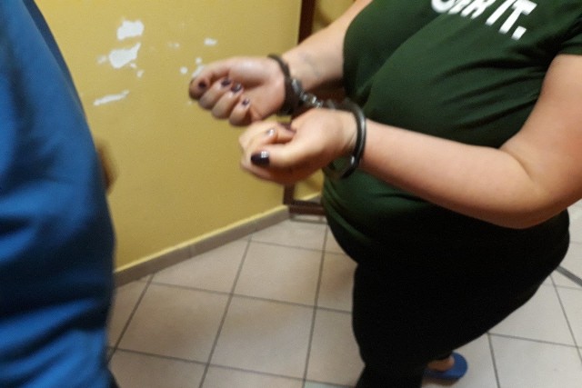 Flakony z zapachami od razu wróciły na półkę, a obie kobiety - mieszkanki powiatu świeckiego - zostały przewiezione do policyjnego aresztu. 