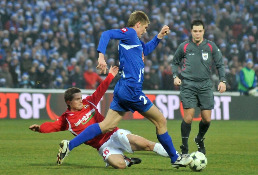 6.12.2009, Ruch Chorzów - Wisła Kraków, z piłką Piotr...