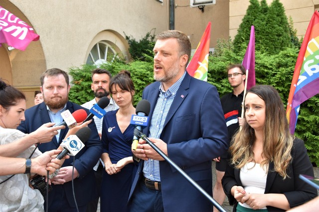 Partia Razem krytykuje inicjatywę budowy nowego stadionu w Opolu. Adrian Zandberg: "Karykatura jak Pałac Saski"