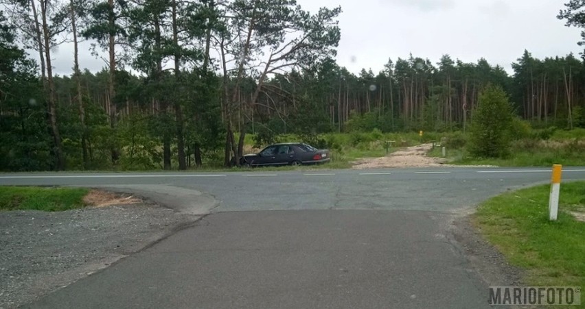 Wypadek w Kątach Opolskich. Osobowy opel dachował, dwie osoby trafiły do szpitala