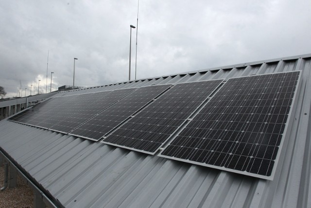 Ogniwa fotowoltaiczne można zainstalować na dachach zabudowań gospodarczych. Obecnie produkowane panele wytwarzają energię nawet w pochmurne dni.