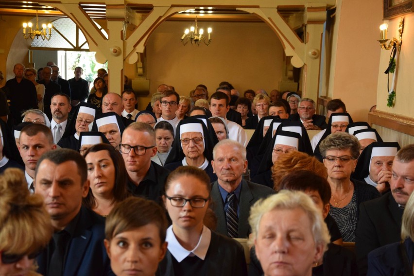 Pogrzeb ks. Andrzeja Kowolika - proboszcza parafii w Rozmierzy. Parafianie pożegnali swojego duchownego