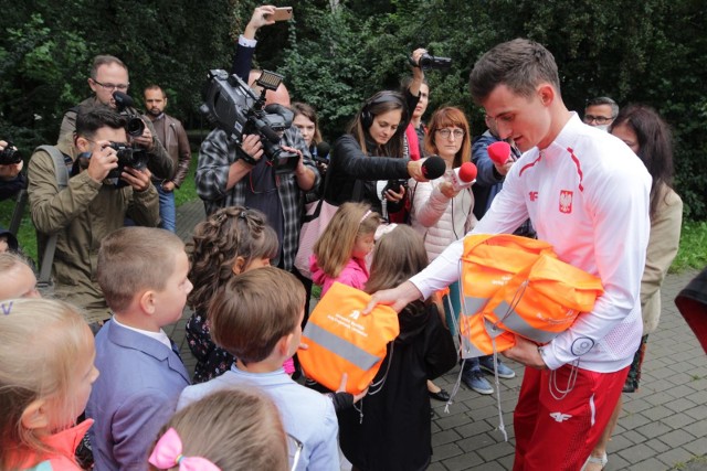 Mistrz olimpijski Dawid Tomala na rozpoczęciu roku szkolnego w ChorzowieZobacz kolejne zdjęcia. Przesuwaj zdjęcia w prawo - naciśnij strzałkę lub przycisk NASTĘPNE