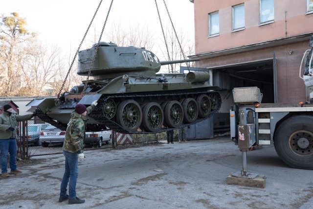 Po konserwacji w Gostyniu, do muzealnych magazynów wrócił czołg T34/85. Pojazd, razem z pamiątkową tablicą, przez wiele lat można było zobaczyć w Białymstoku przy ulicy Ryskiej 1 (na skwerze przy wiadukcie kolejowym) jako pomnik "wyzwolicieli miasta".