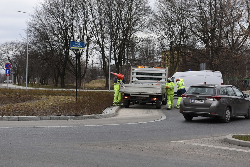 Rondo Praw Kobiet znajduje się niedaleko dworca na Stradomiu...