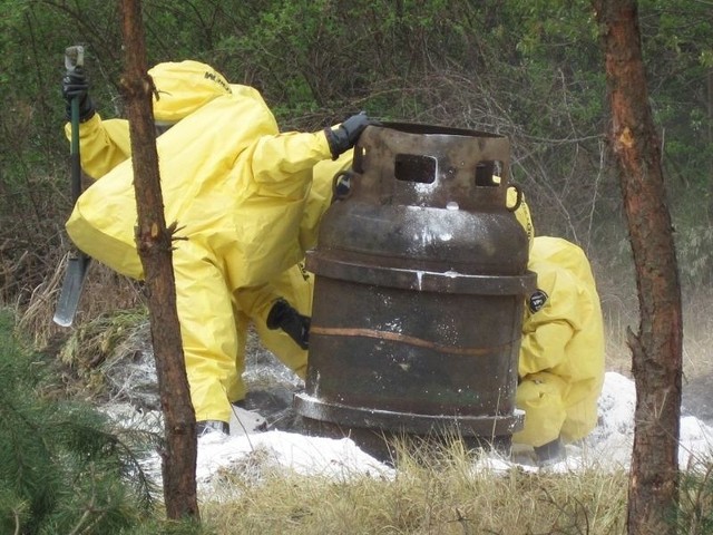 Na zdjęciu neutralizacja beczki z chlorem. W tej akcji również uczestniczyli strażacy z Nowej Wsi Lęborskiej.  