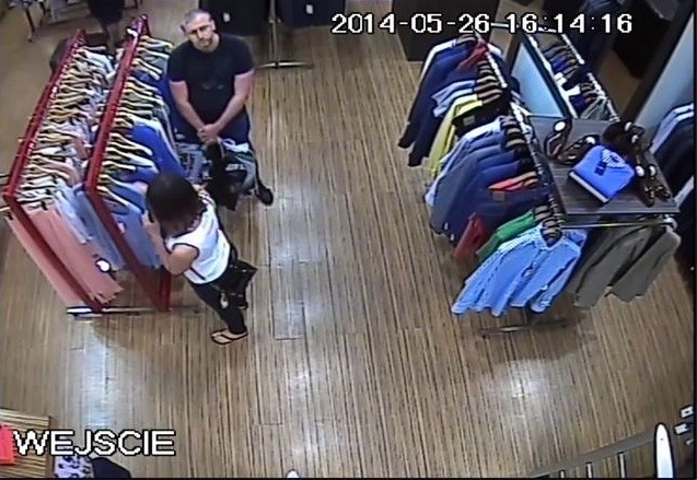 Policja poszukuje złodziei ubrań z galerii handlowej.