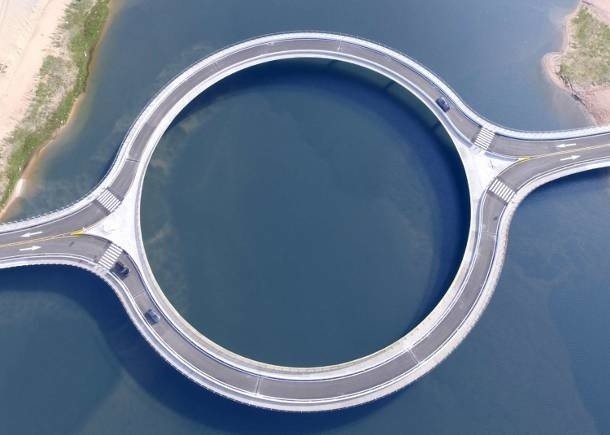 tsz (aip)Nietypowy i nieekonomicznie wyglądający most w Urugwaju powstał pod koniec 2015 roku i ma dwa zadania.Po pierwsze - jak to zwykle mosty - umożliwić przedostanie się na drugą stronę, i po drugie: na tyle spowolnić kierowców, żeby mogli bezpiecznie nacieszyć oko widokiem pięknej laguny.Wygląda na to, że plan się powiódł. Most zaprojektował architekt Rafael Viñoly.