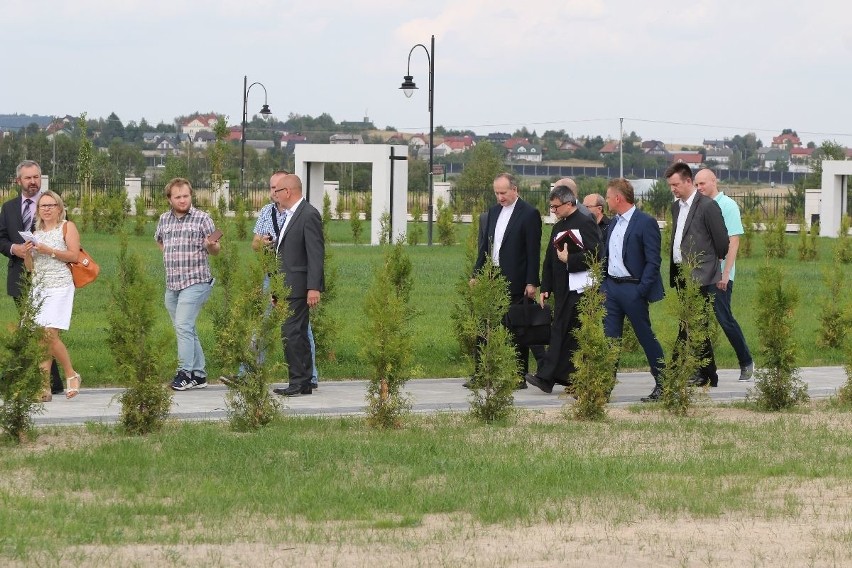 Będą nowe miejsca na cmentarzu w Cedzynie. Jest też kolumbarium
