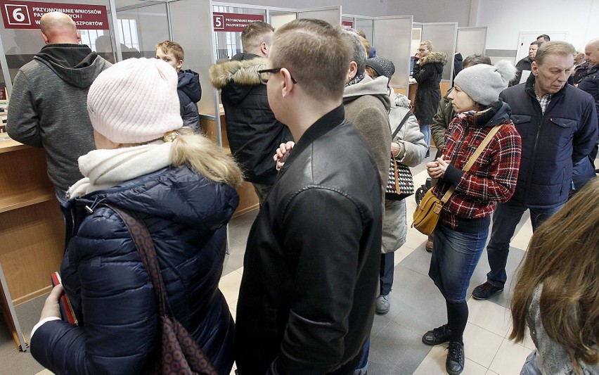 W wydziale paszportowym w Łodzi tworza się długie kolejki