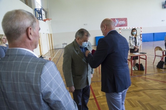 Henryk Stocki otrzymał odznakę podczas ostatniej sesji Rady Gminy w Solcu nad Wisłą. Medal przekazał mu w imieniu ministra wójt Marek Szymczyk.