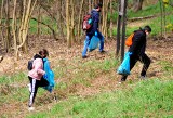 Kraków. Wielkie sprzątanie Łąk Nowohuckich. "Wynosiliśmy nawet kilka worków odpadów, to przykre"