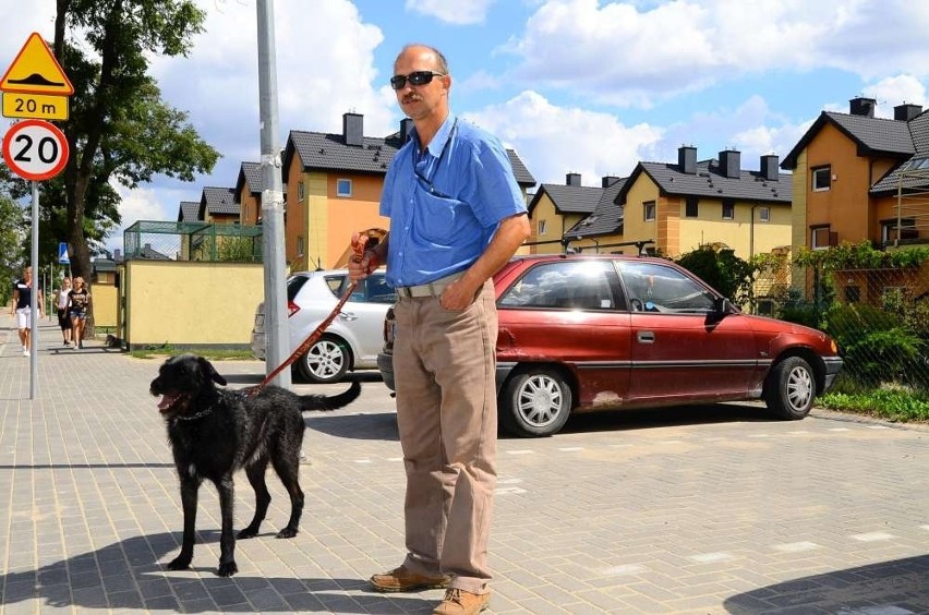 Roman Kaczmarek pokazuje psa, który miał zdewastować w...