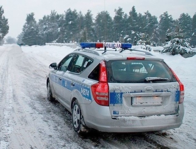 Policja w Grajewie pomogła mężczyźnie leżącemu w śniegu.