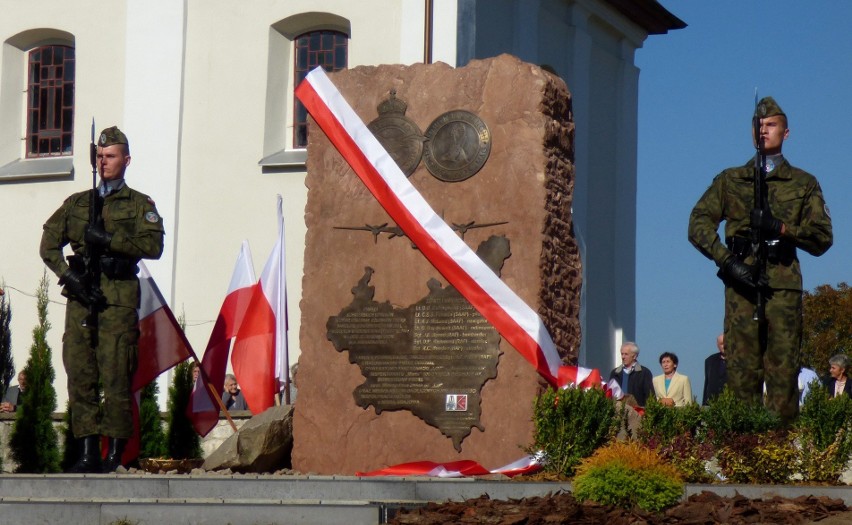 Chwała aliantom. Pomnik poświęcony poległym lotnikom odsłonięto w Kocinie [ZDJĘCIA]