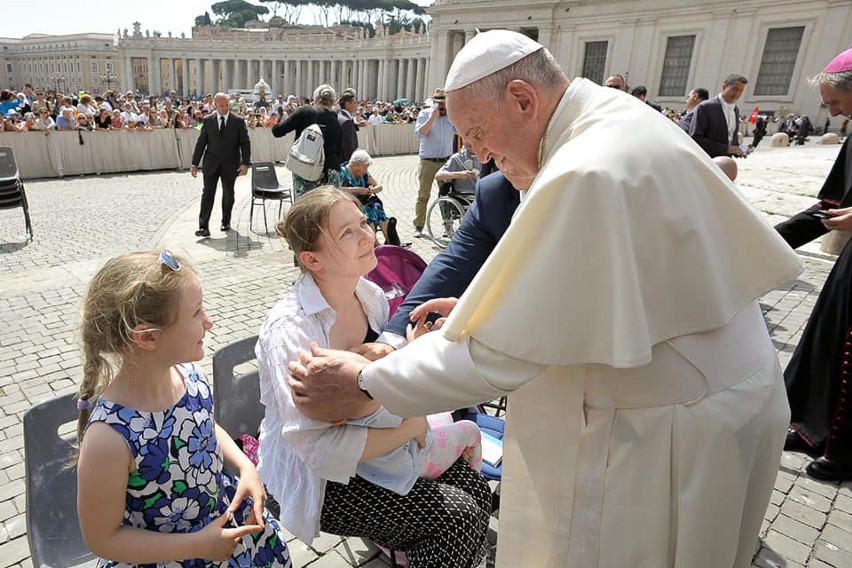 Papież Franciszek spotkał się z chorą na raka Marysią ze Świdnika. Zobacz zdjęcia