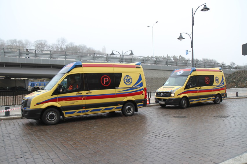 Dziesięć agregatów prądotwórczych i dwie karetki pojechały z...