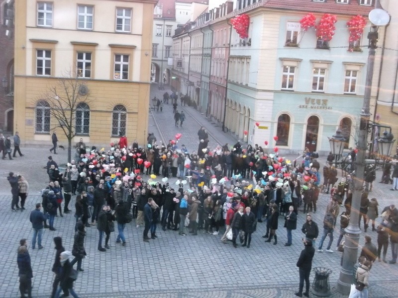 Wrocław: Ogromne serce - walentynka na Rynku (ZDJĘCIA)