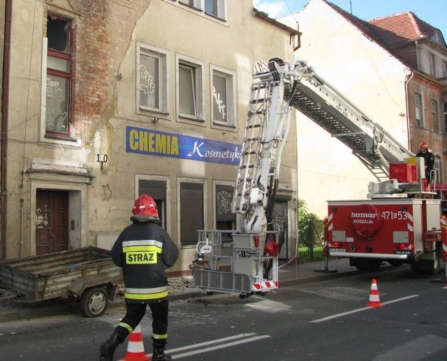 Strażacy usunęli z budynku odpadający tynk