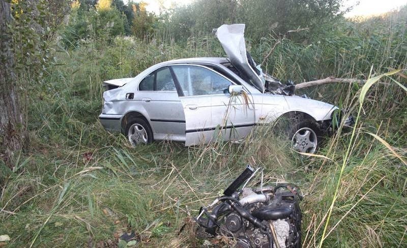 BMW uderzyło w drzewo i wpadło do rowu. Kierowca w ciężkim stanie