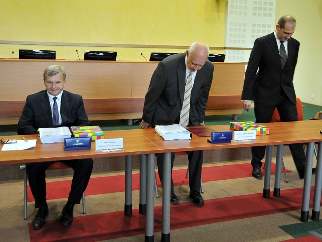 Przedstawiciele samorządu województwa - marszałek Jarosław Dworzański (w środku) i Jacek Piorunek (z lewej) - podpisali umowę z Tomaszem Bejmem, przedstawicielem konsorcjum, które jest inżynierem kontraktu w ramach projektu "Podlaski System Informacyjny e-Zdrowie".