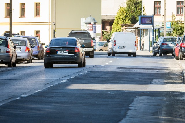 Pas ulicy Poznańskiej, na którym KPEC prowadził swoje prace wyraźnie odróżnia się od tego drugiego. Jest pofalowany. Czytelnik sugeruje, że asfalt wygląda: „jakby był wylewany i uklepywany łopatą”.