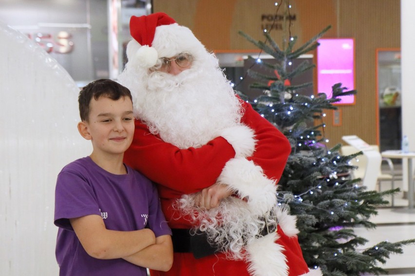 Święty Mikołaj do galerii Vivo przyjechał prosto z Laponii i zbierał zamówienia na prezenty. Zdjęcia  
