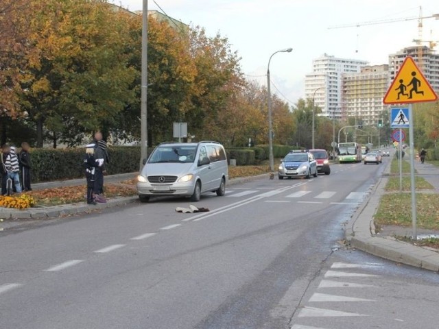 77-letnia kobieta weszła przed mercedesa