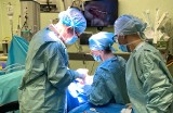 W szpitalu Jurasza w Bydgoszczy wszczepiono implant OSI200. To wielka szansa dla pacjentów z niedosłuchem 