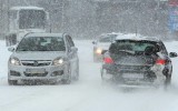 Droga na Słowację zablokowana w Korbielowie. Samochody stoją z powodu obfitych opadów śniegu na DW 945