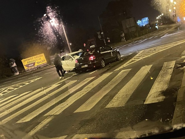 Według relacji internauty nikomu nic się nie stało, a pasażerowie jednej z taksówek wyszli z pojazdu bez szwanku.