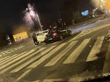 Nocny wypadek w Poznaniu. Brały w nim udział dwie taksówki na aplikację. Jedna wjechała w płot