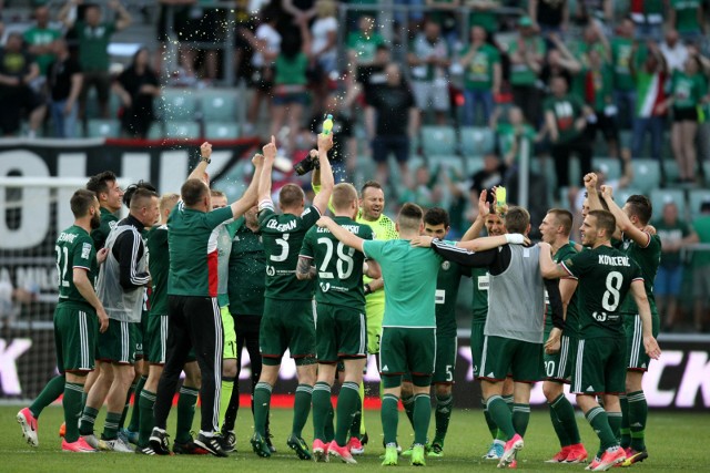 Piłkarze Śląska świętują zwycięstwo z Cracovią i utrzymanie w Lotto Ekstraklasie