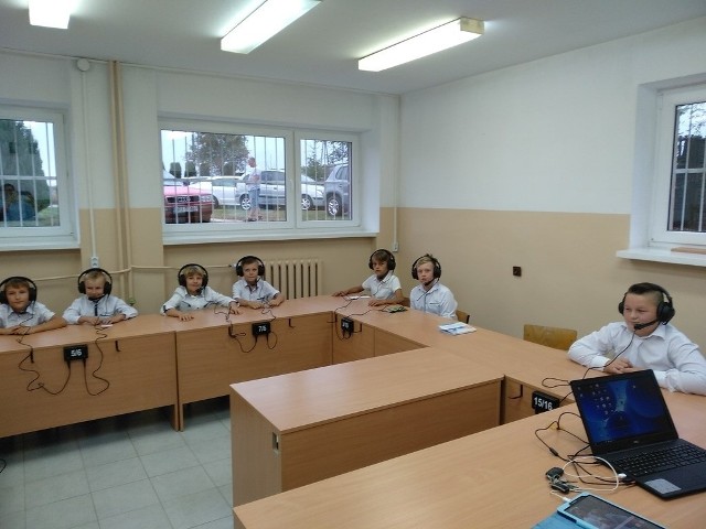 Uczniowie Publicznej Szkoły Podstawowej w Dzierzkówku Starym już korzystają z nowoczesnej pracowni językowej.