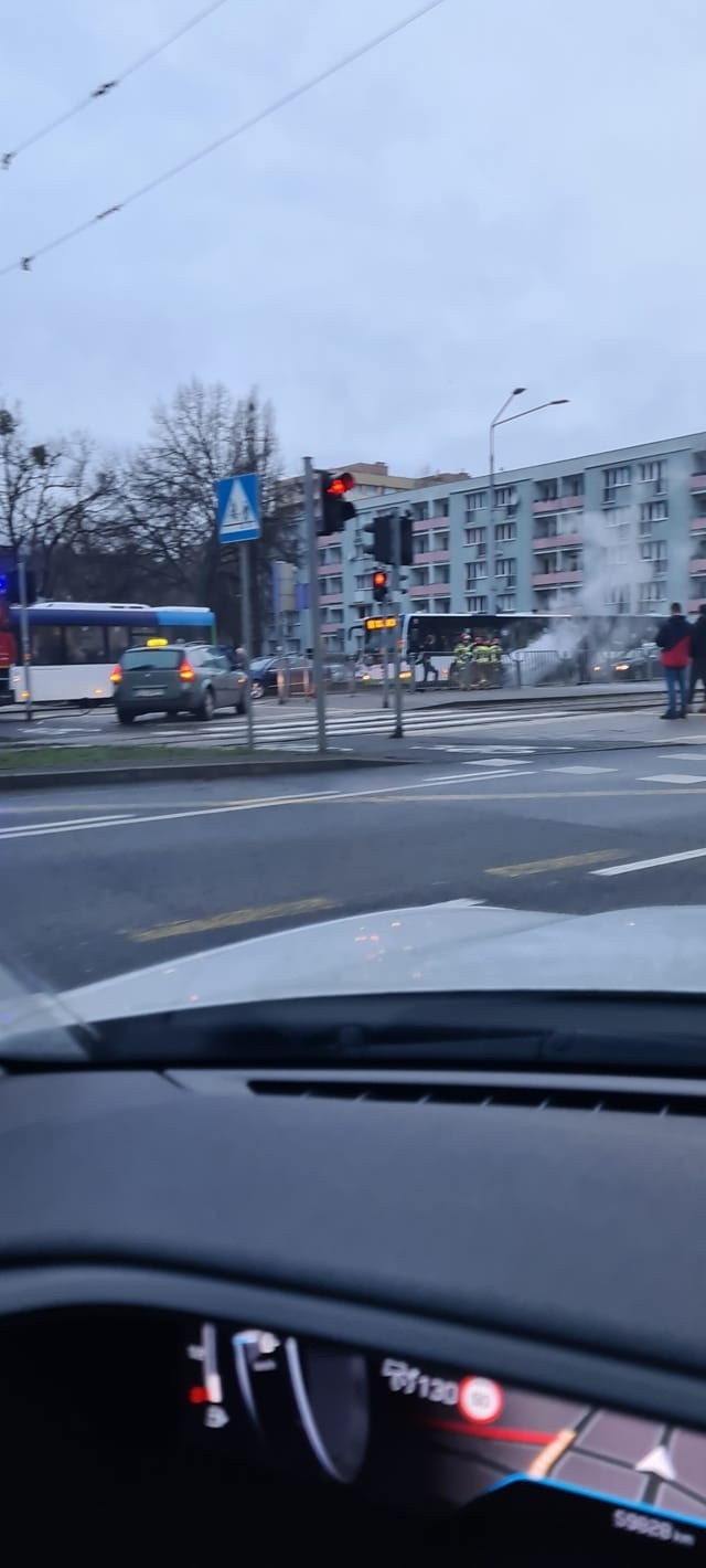 Pożar samochodu w centrum Szczecina! Nikt nie został ranny. Mogą występować utrudnienia w ruchu