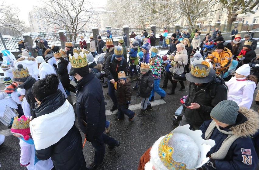 Policjanci przebrani za anioły na Orszaku Trzech Króli w Szczecinie. Jest pierwsza ofiara awantury