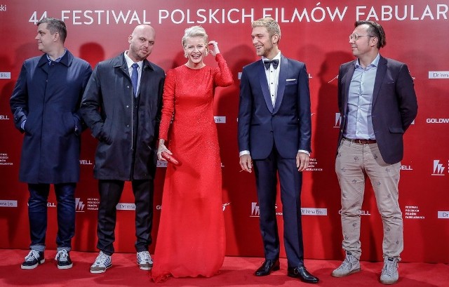 Uroczysta gala na zakończenie Festiwalu Polskich Filmów Fabularnych w Gdyni to doskonała okazja, by podziwiać kreacje sław srebrnego ekranu pozujących na czerwonym dywanie. Zobaczcie, jak w tym roku prezentowały się  zarówno polskie, jak i holywoodzkie gwiazdy.