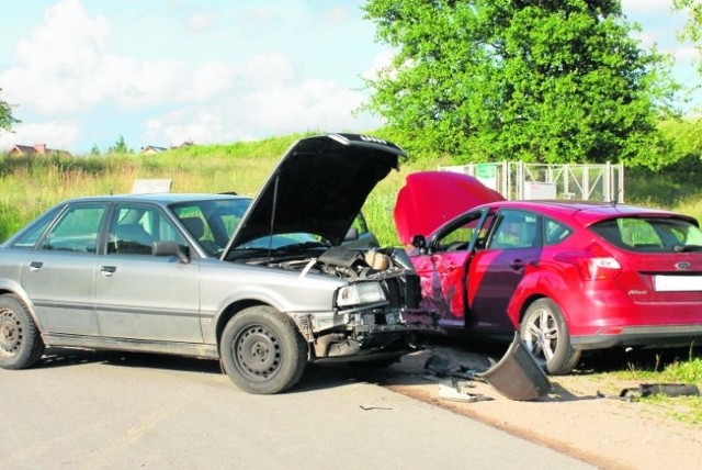 Srebrne audi staranowało czerwonego forda należącego do właściciela kantoru. Chwilę potem z pojazdu wyskoczyli trzej zamaskowani mężczyźni. Kierowca forda został pobity i okradziony