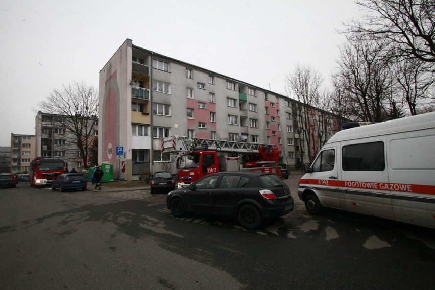 Wybuch gazu w bloku na Dąbrowskiego w Łodzi. Kilkadziesiąt osób ewakuowano [ZDJĘCIA]