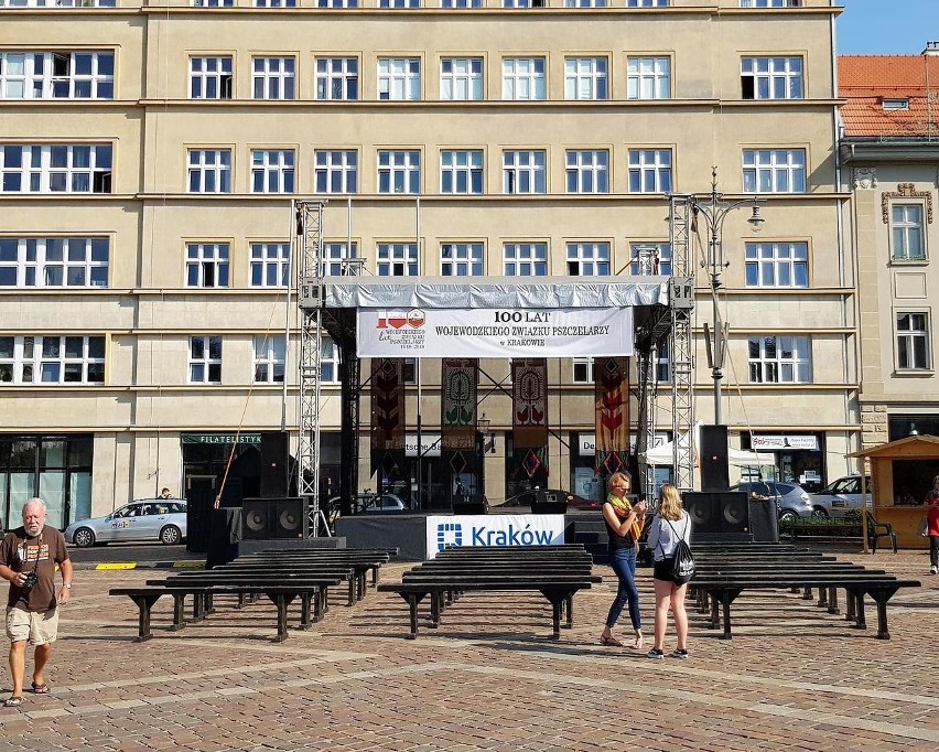 Jarmarki na Małym Rynku i na placu Szczepańskim, targi staroci na Rynku Głównym