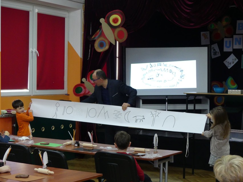 Białobrzeski Uniwersytet Dziecięcy. Za małymi studentami drugie spotkanie, tym razem uczyli się o historii pisma