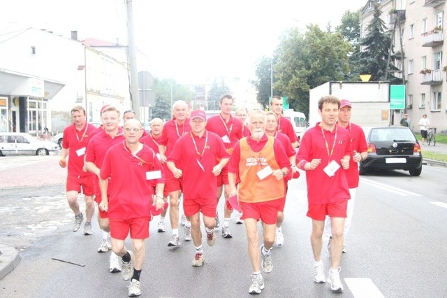 Niezawodny 81-letni maratończyk Michał Stadniczuk (w środku) poprowadzi pierwszą grupę biegaczy na trasie Namysłów-Kluczbork.