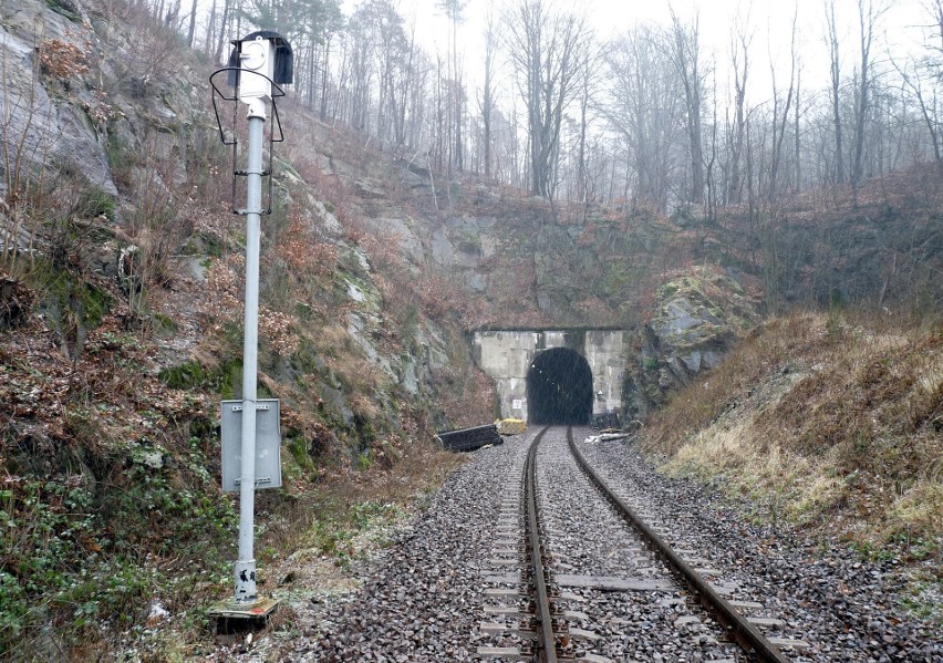 Remont najdłuższego tunelu kolejowego w naszym kraju (ZDJĘCIA)
