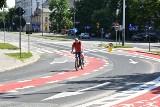 Łódź: Wymalowali pasy dla rowerów - rowerzyści jadą środkiem jezdni. Kierowcom ta zmiana się nie podoba