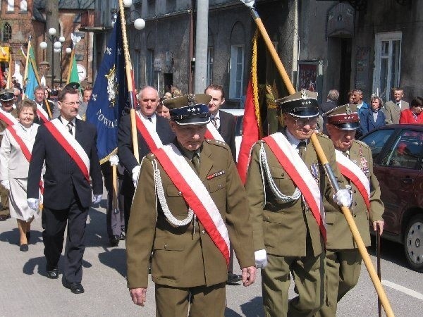 W Rypinie poczty sztandarowe przeszły spod  kościoła pod obelisk na rynku